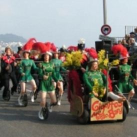 Fanfare de rue pour une fête de village unique